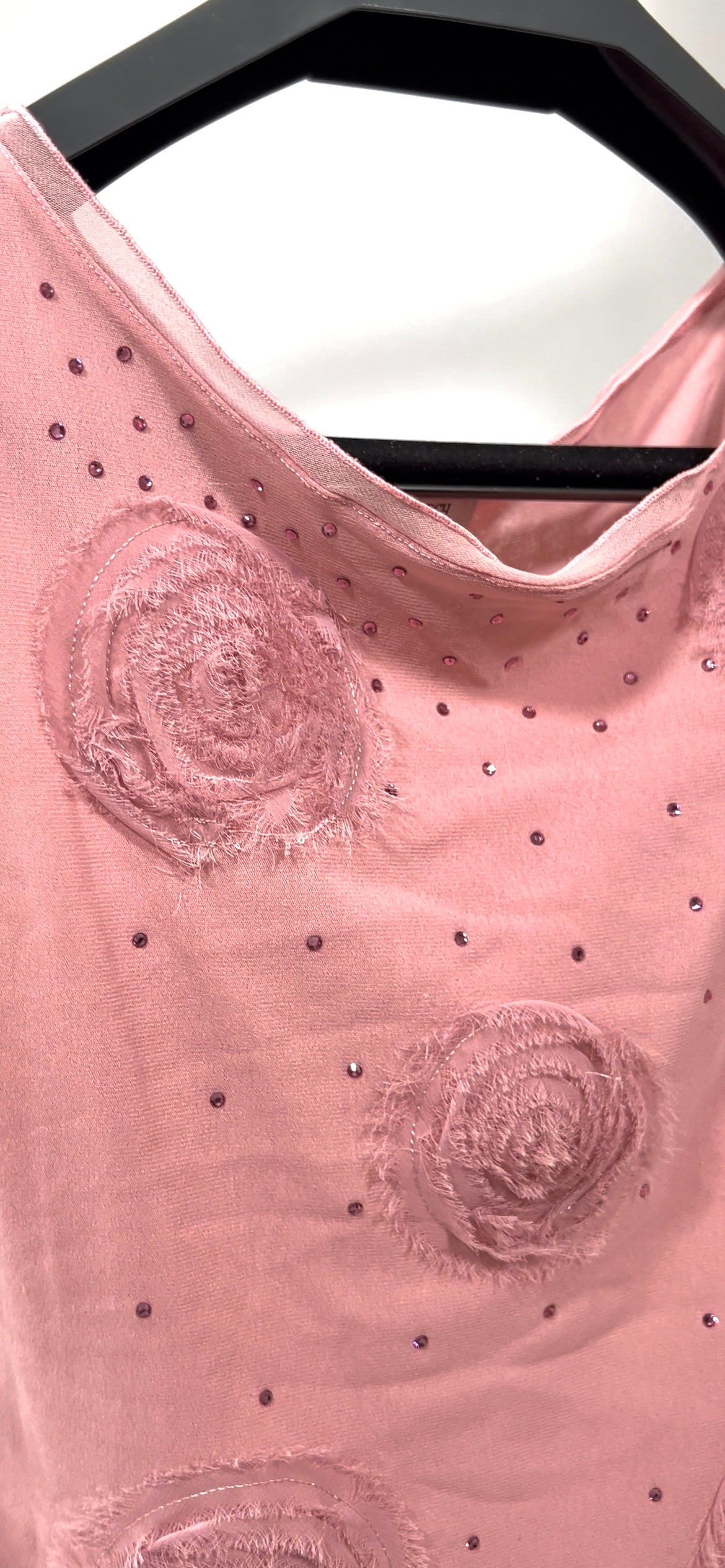 Haut rose poudré à fleur et strass