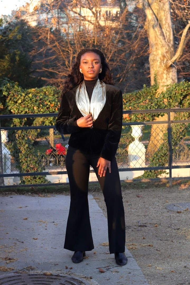 Veste en velour noir à col doré