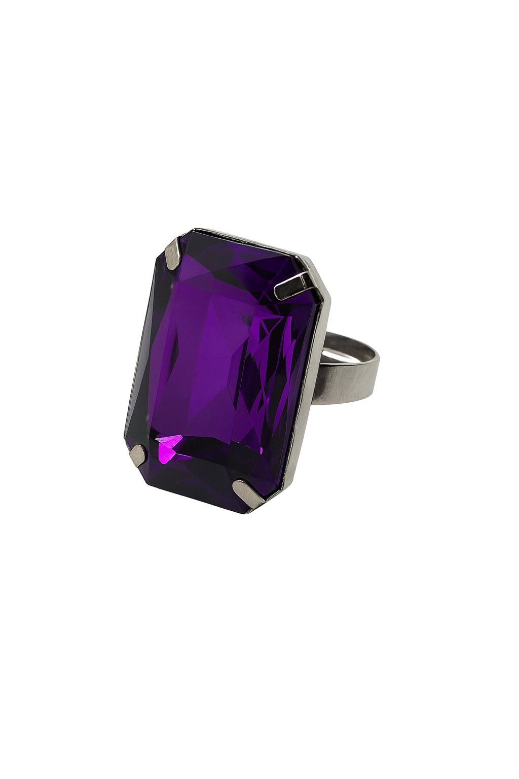 Bague vintage à gros diamant violet