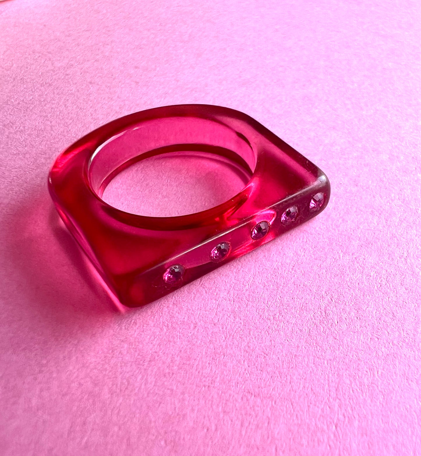 Bague plate rose/rouge à strass