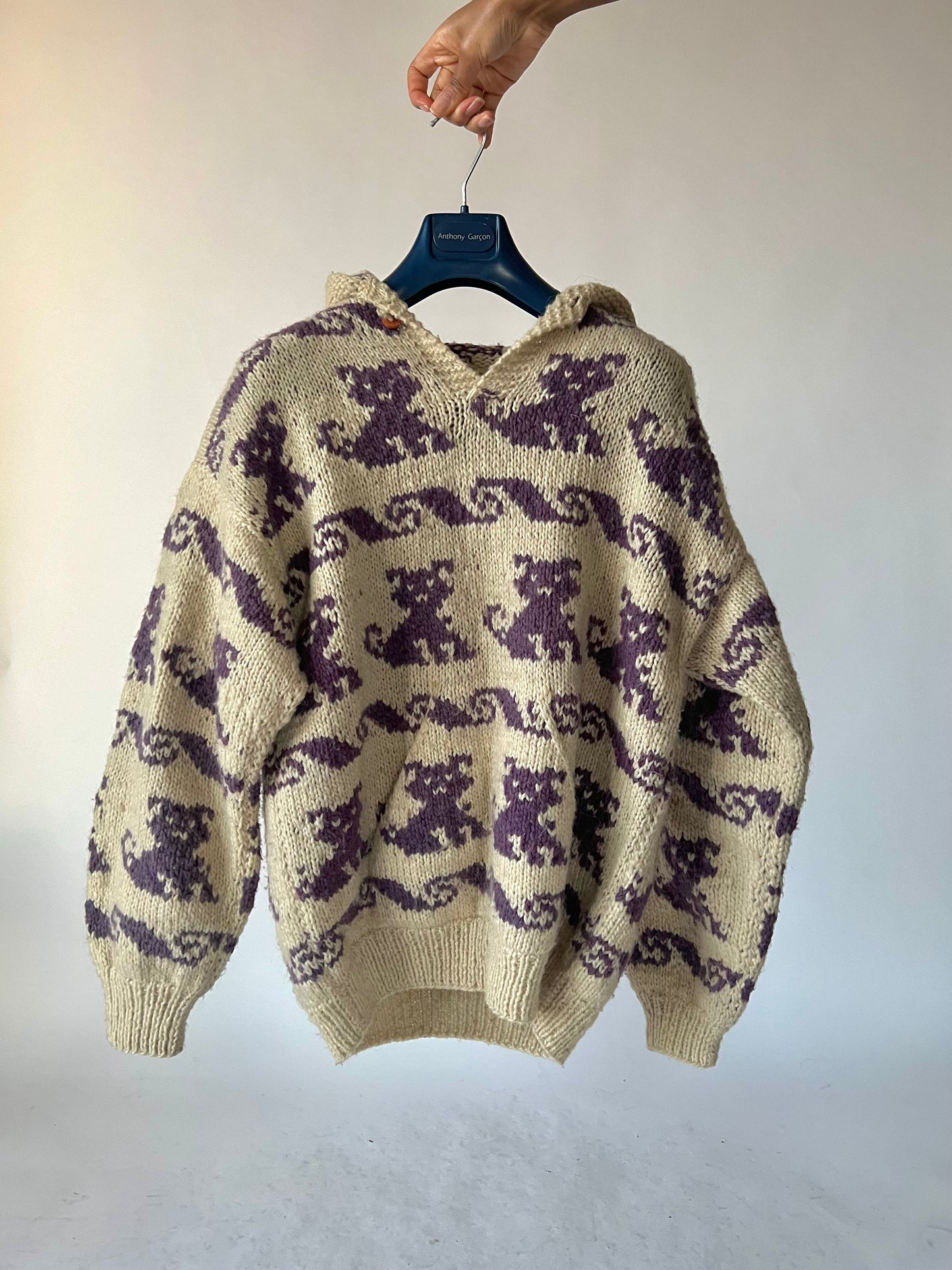Pull en laine épaisse avec capuche et motif