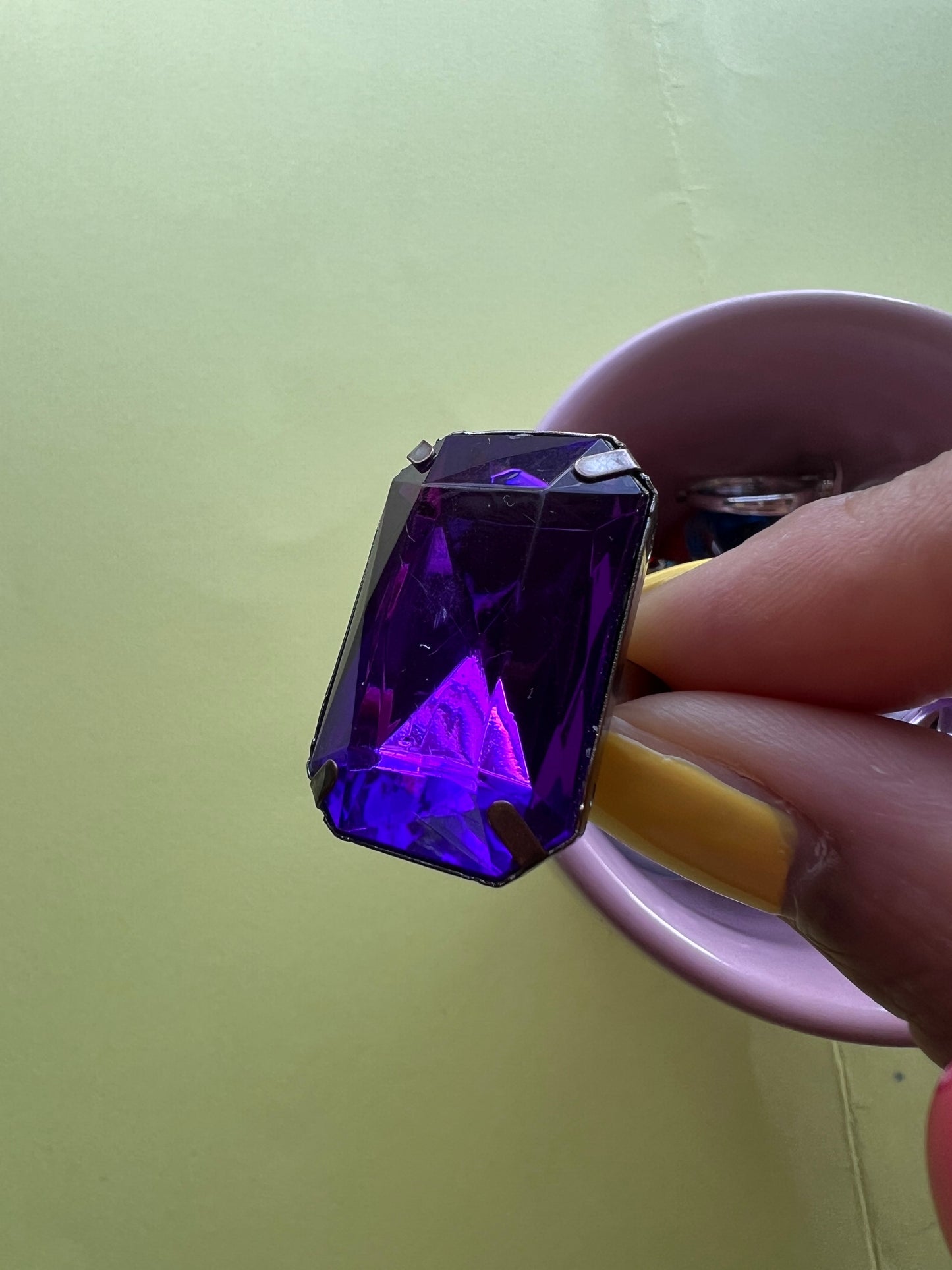 Bague vintage à gros diamant violet