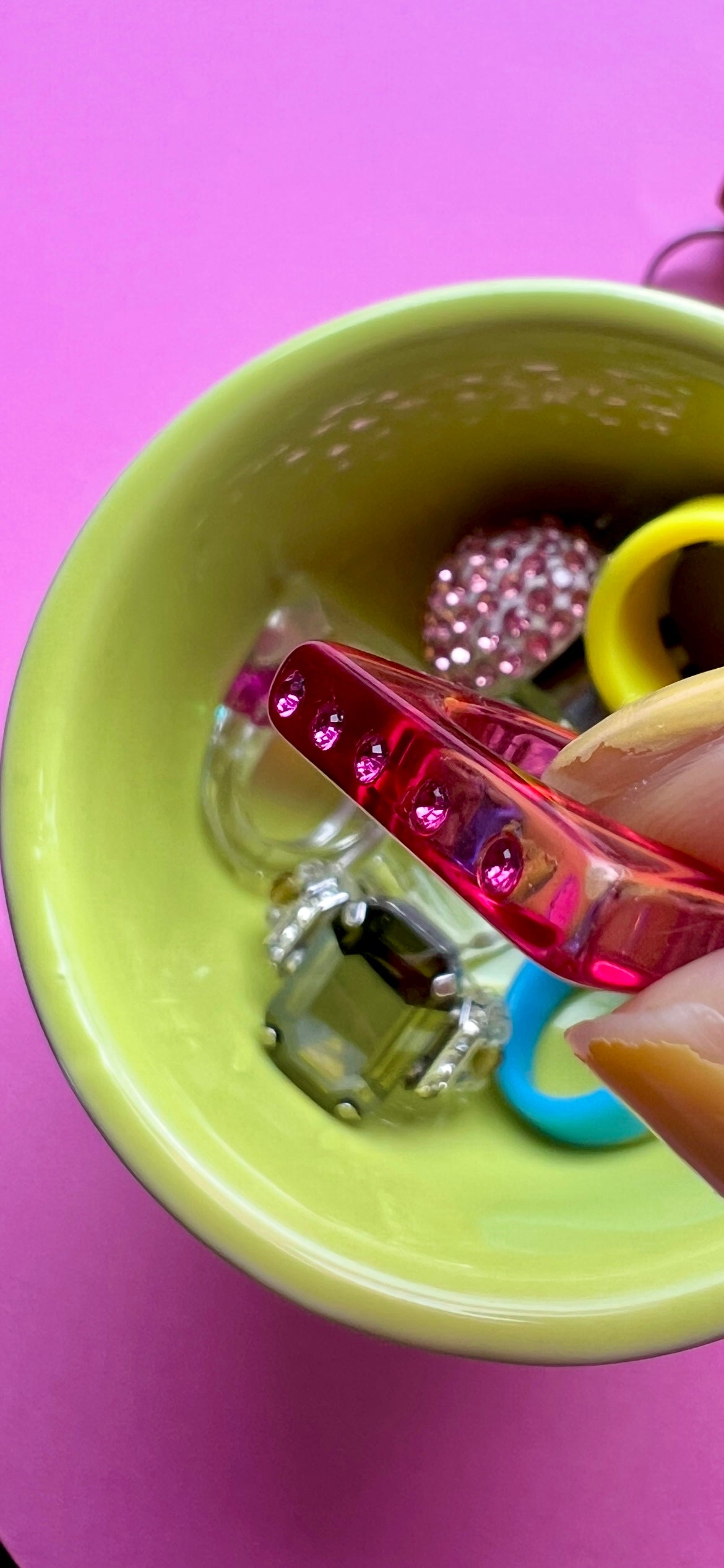 Bague plate rose/rouge à strass