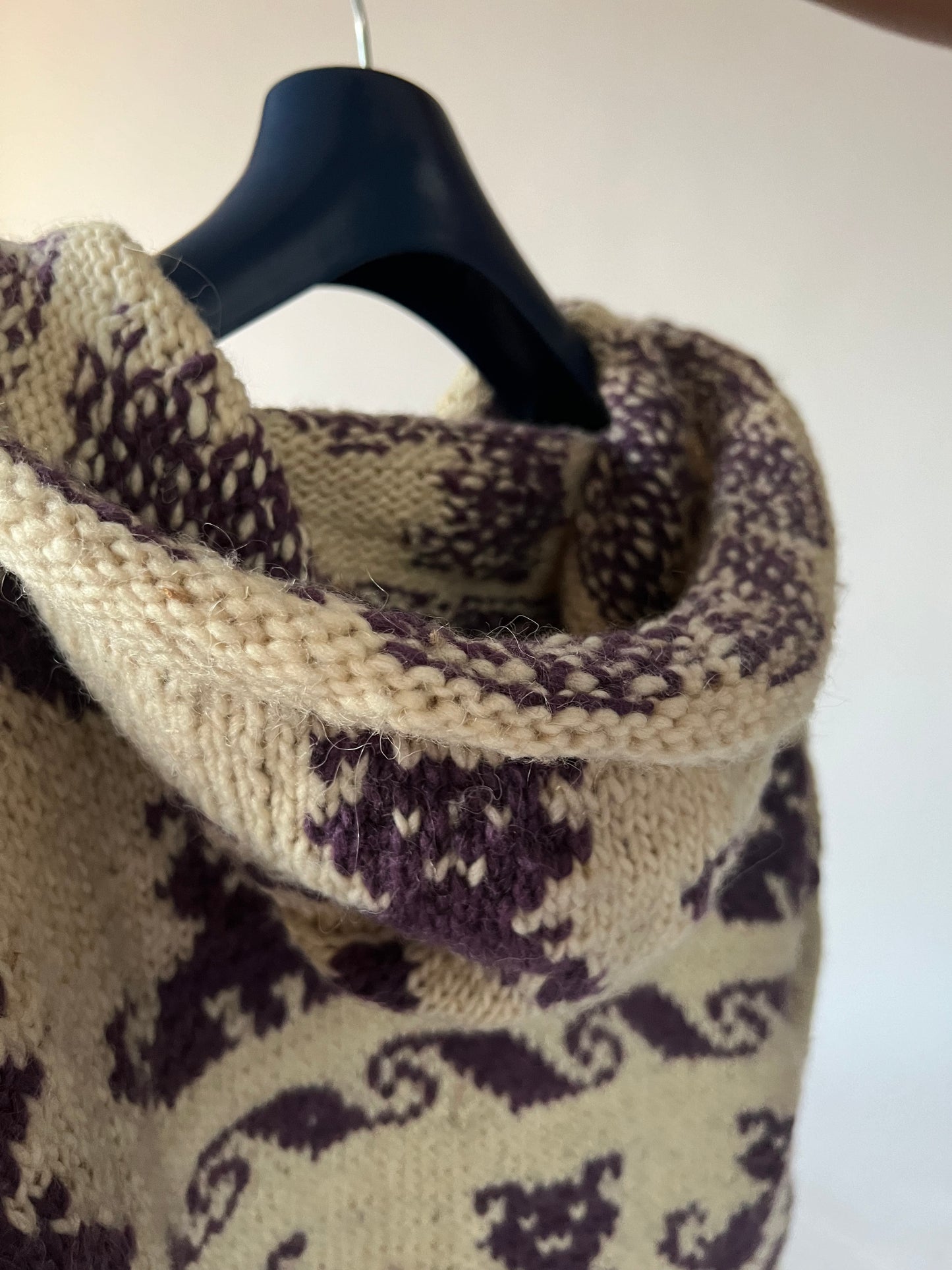 Pull en laine épaisse avec capuche et motif