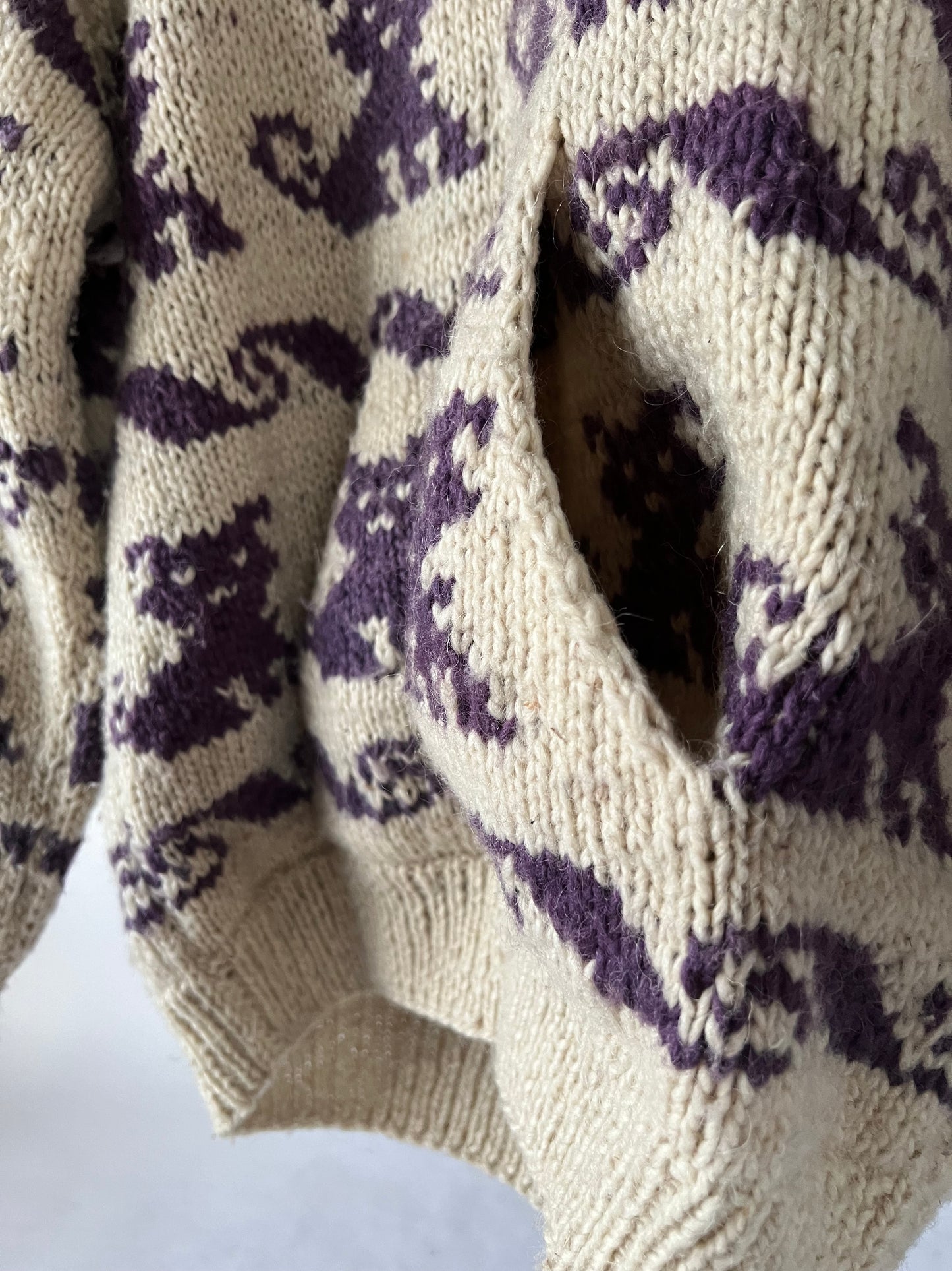 Pull en laine épaisse avec capuche et motif