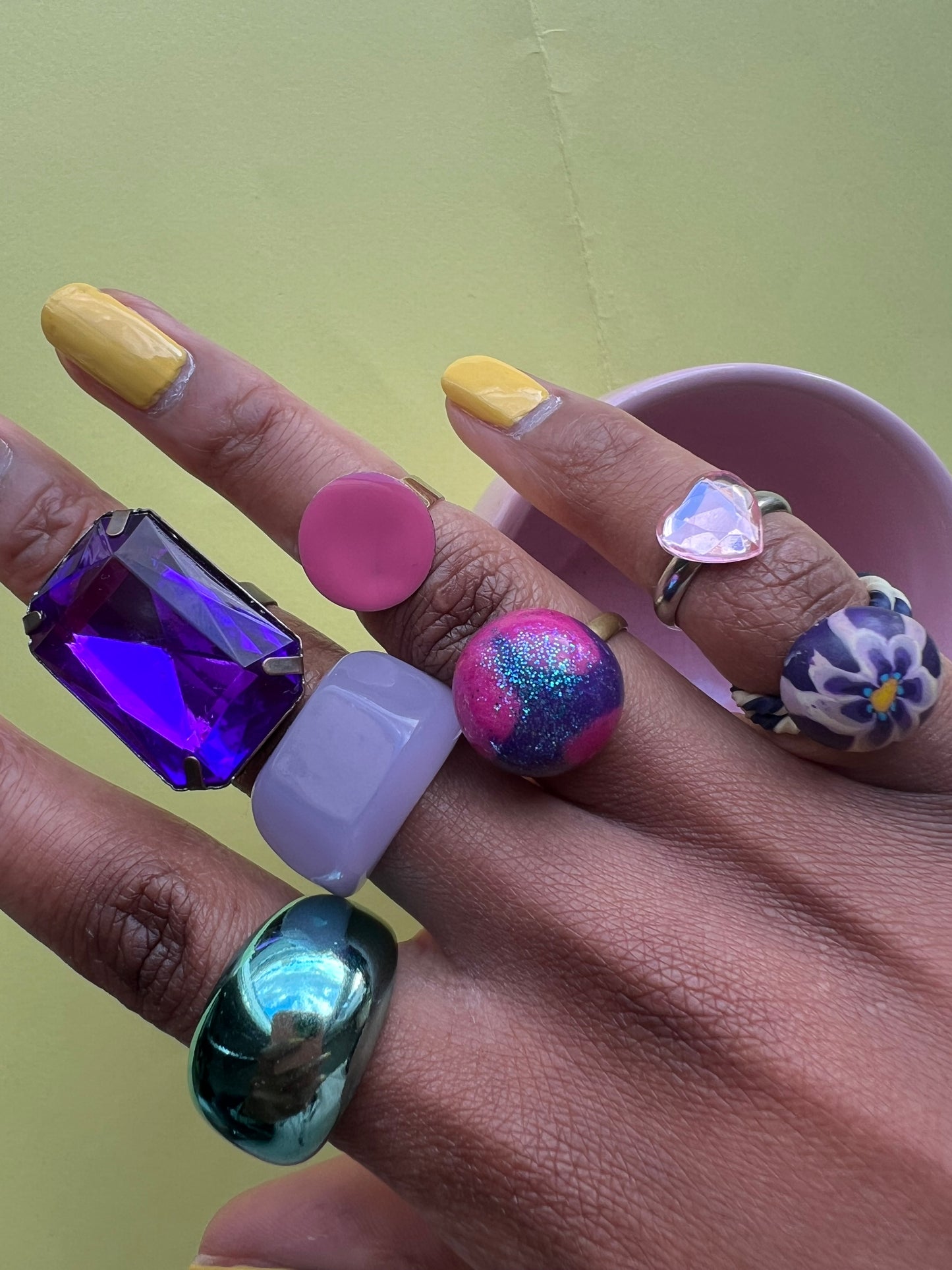 Bague vintage à gros diamant violet