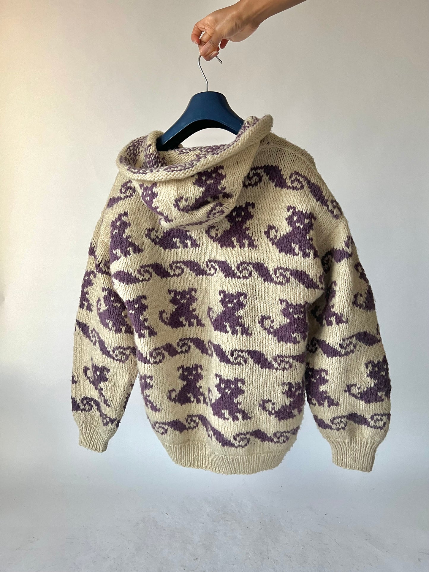 Pull en laine épaisse avec capuche et motif