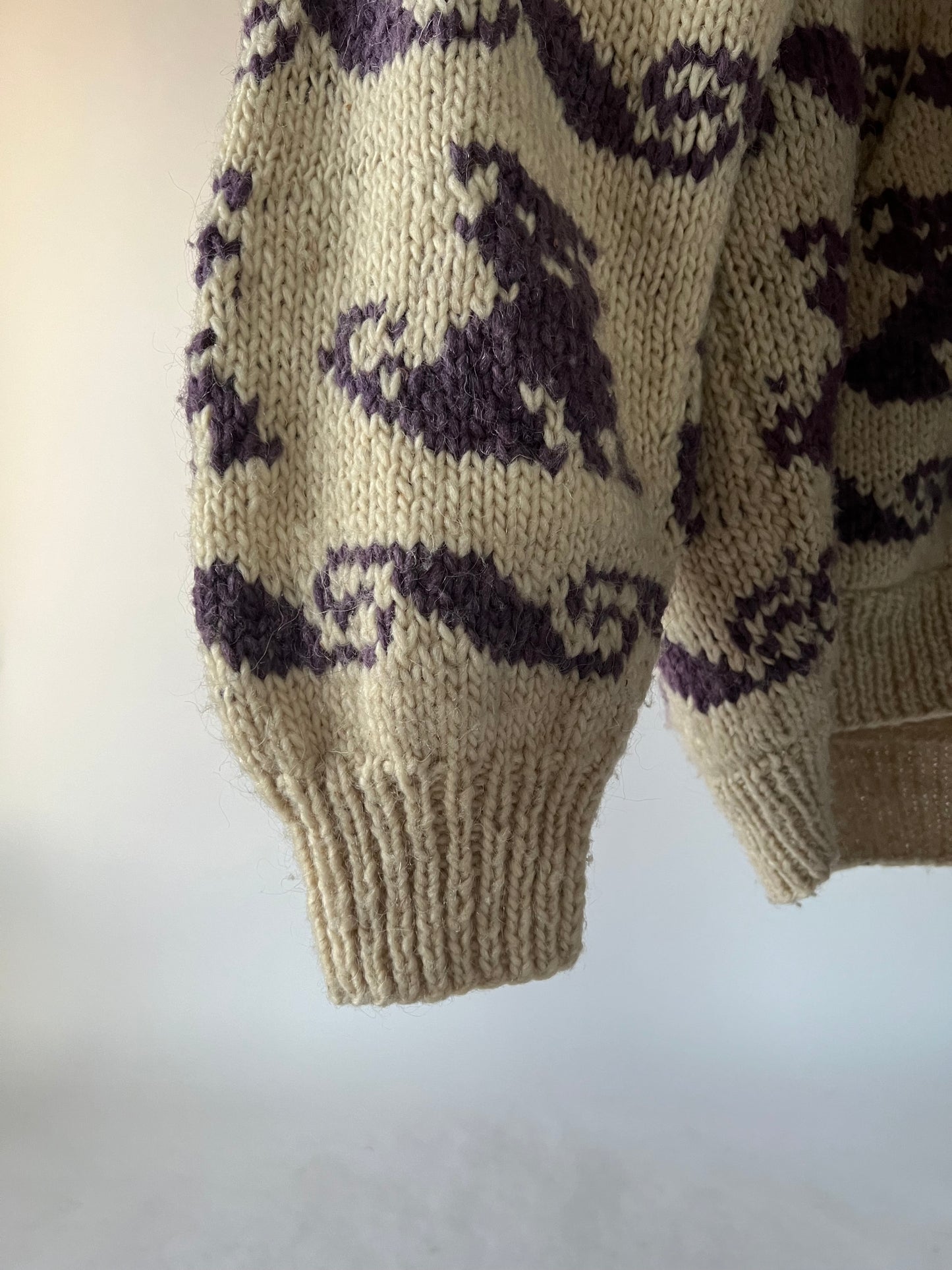 Pull en laine épaisse avec capuche et motif