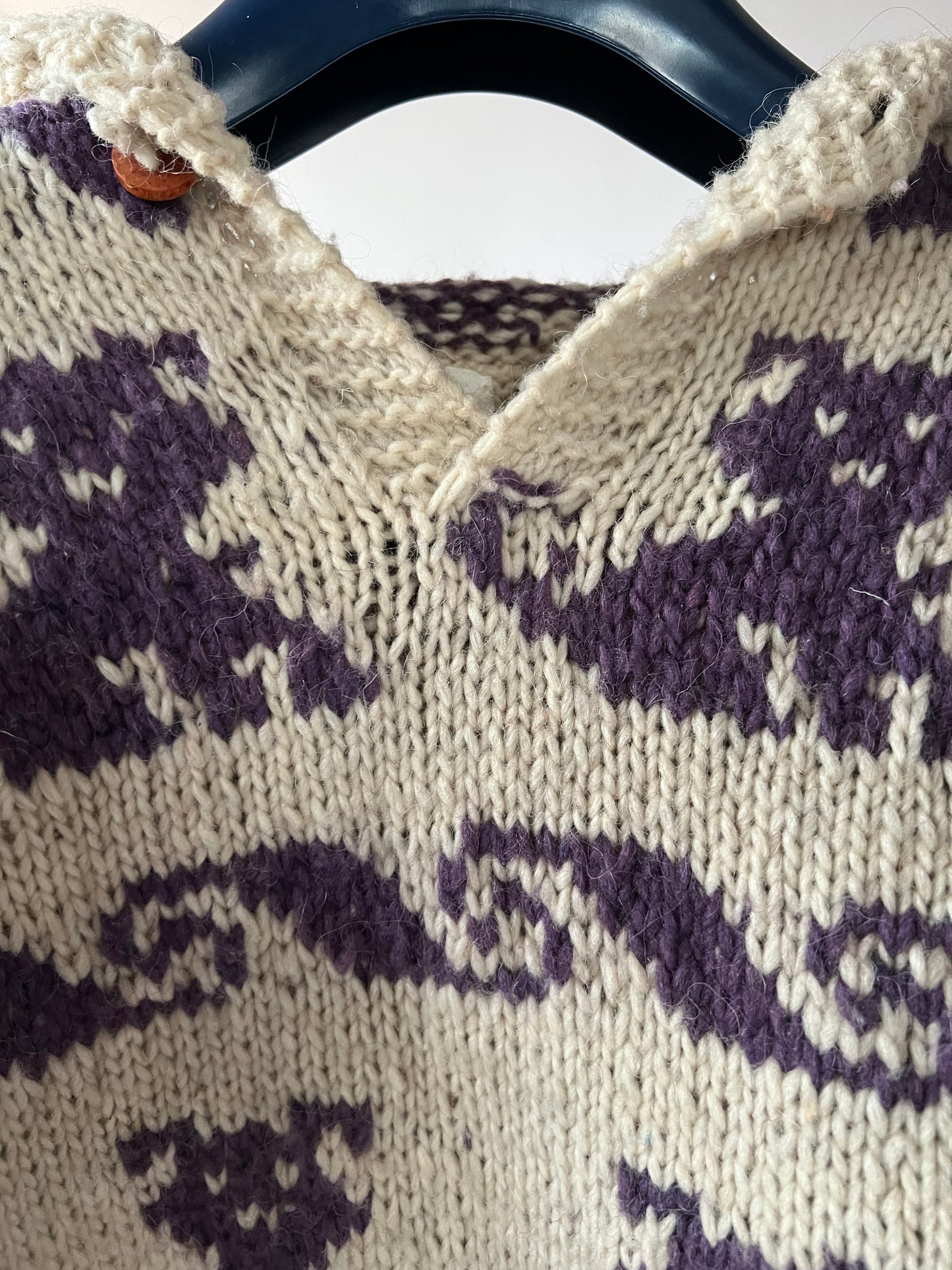 Pull en laine épaisse avec capuche et motif
